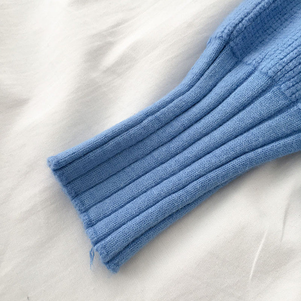 Pulover casual de dama cu decolteu oval si maneci lungi in albastru si negru