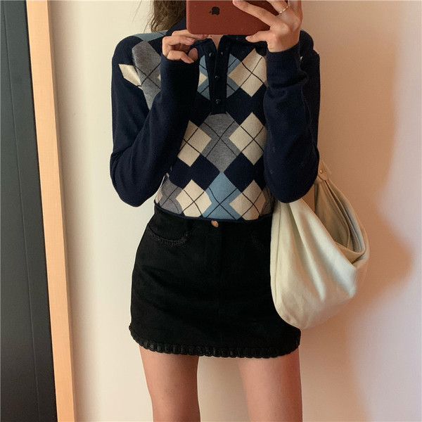 Σύντομο καρό πουλόβερ με  κουκούλα και κλασικό γιακά