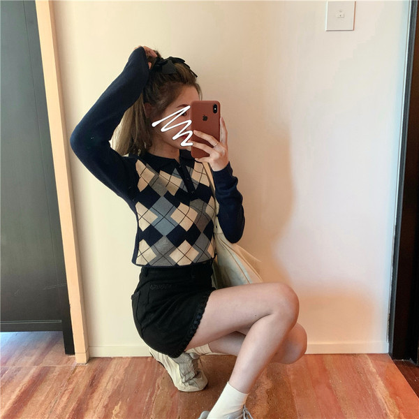 Σύντομο καρό πουλόβερ με  κουκούλα και κλασικό γιακά