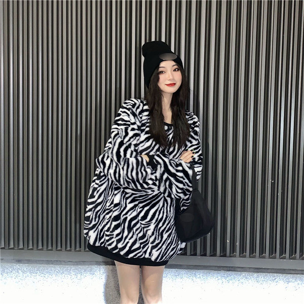 Μακρύ και φαρδύ χνουδοτό πουλόβερ