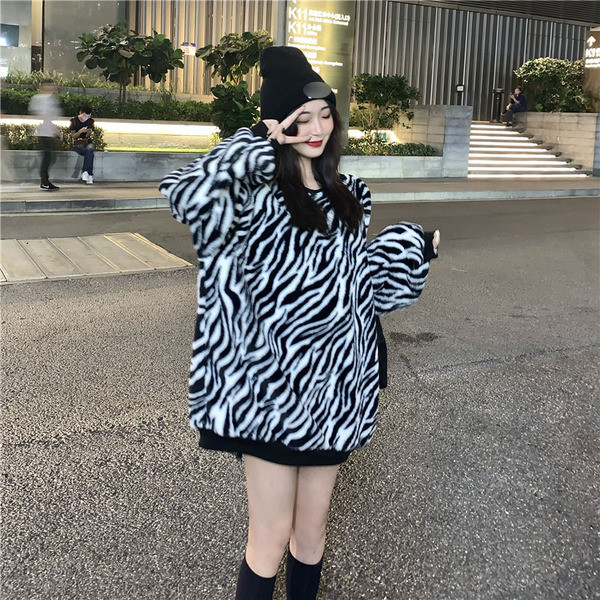 Μακρύ και φαρδύ χνουδοτό πουλόβερ