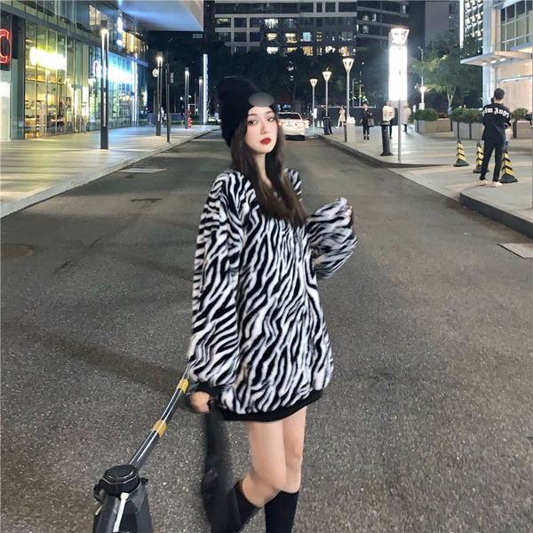 Μακρύ και φαρδύ χνουδοτό πουλόβερ