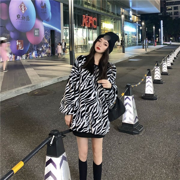 Μακρύ και φαρδύ χνουδοτό πουλόβερ