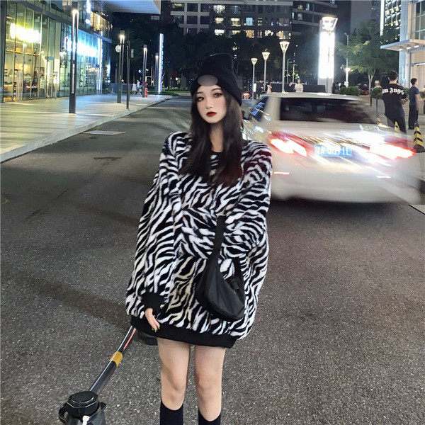 Μακρύ και φαρδύ χνουδοτό πουλόβερ