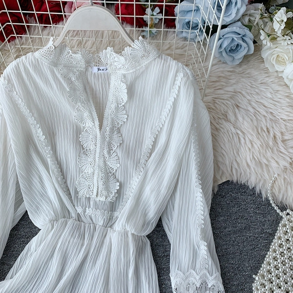 Cămașă de damă modernă cu broderie în alb și negru