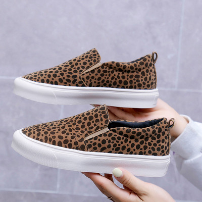 Κομψά  γυναικεία καθημερινά παπούτσια  με επίπεδη σόλα και ζωική εκτύπωση