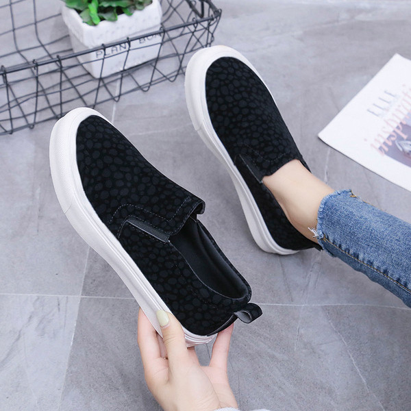 Κομψά  γυναικεία καθημερινά παπούτσια  με επίπεδη σόλα και ζωική εκτύπωση