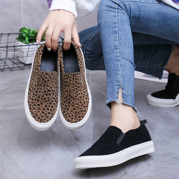 Κομψά  γυναικεία καθημερινά παπούτσια  με επίπεδη σόλα και ζωική εκτύπωση