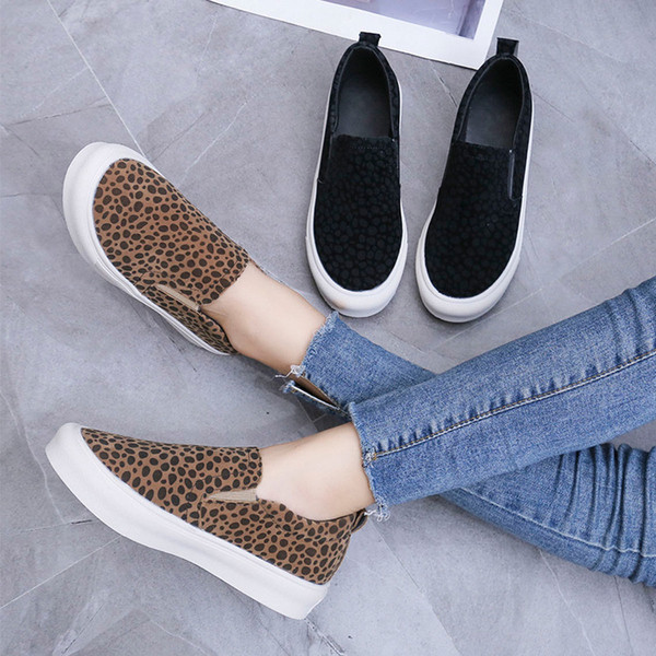 Κομψά  γυναικεία καθημερινά παπούτσια  με επίπεδη σόλα και ζωική εκτύπωση