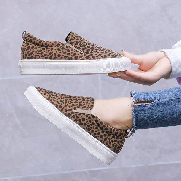 Κομψά  γυναικεία καθημερινά παπούτσια  με επίπεδη σόλα και ζωική εκτύπωση