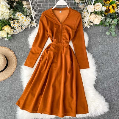 Μοντέρνο γυναικείο φόρεμα  με λαιμόκοψη σε διάφορα χρώματα