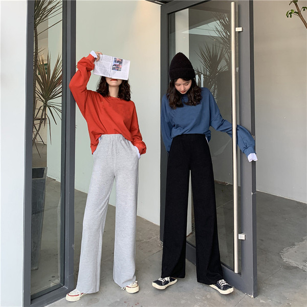 Pantaloni sport-casual lungi și largi de culoare gri și negru