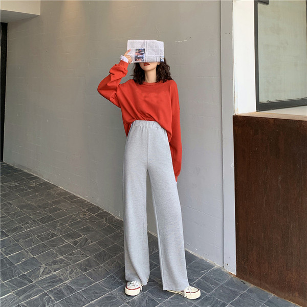 Pantaloni sport-casual lungi și largi de culoare gri și negru