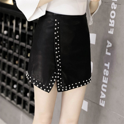 Fustă scurtă de damă elegantă, cu ochiuri și fante în negru