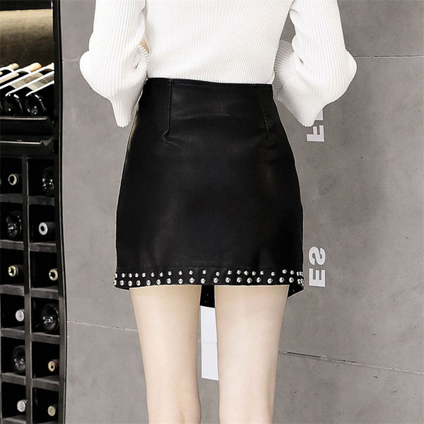 Fustă scurtă de damă elegantă, cu ochiuri și fante în negru