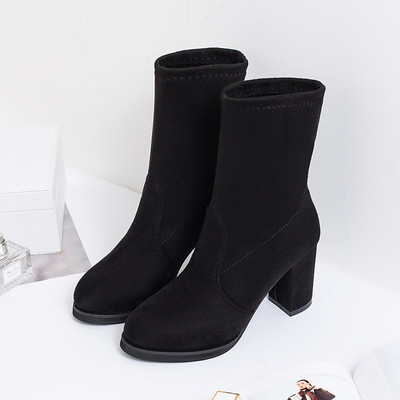 Κομψές γυναικείες σουέτ μπότες με παχιά τακούνι σε μαύρο χρώμα