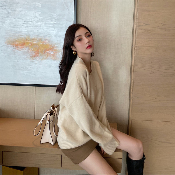 Γυναικείο πουλόβερ με λαιμόκοψη στο γκρι και λευκό χρώμα