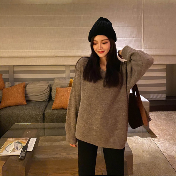 Γυναικείο πουλόβερ με λαιμόκοψη στο γκρι και λευκό χρώμα