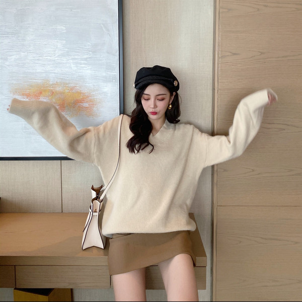 Γυναικείο πουλόβερ με λαιμόκοψη στο γκρι και λευκό χρώμα