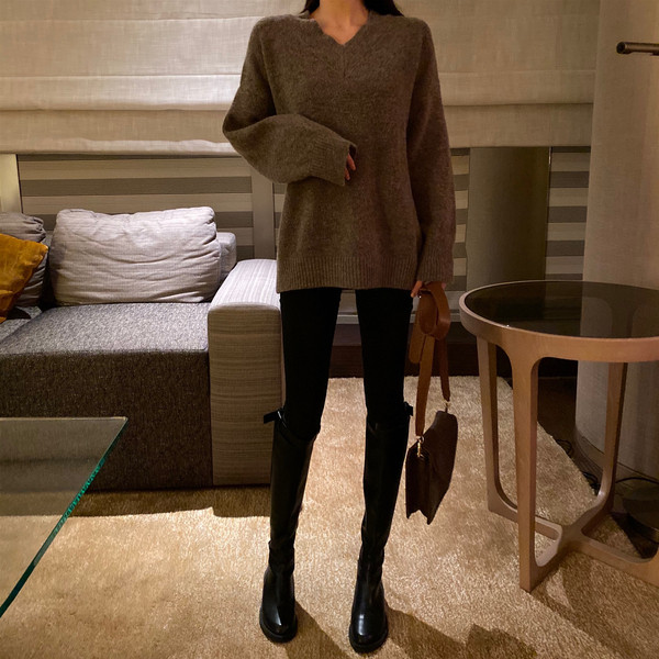 Γυναικείο πουλόβερ με λαιμόκοψη στο γκρι και λευκό χρώμα