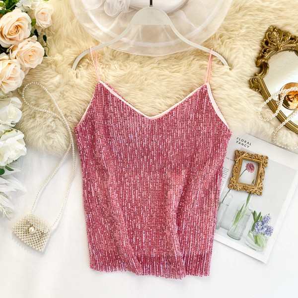 Rózsaszín színű, vékony pántokkal ellátott női alsónadrág