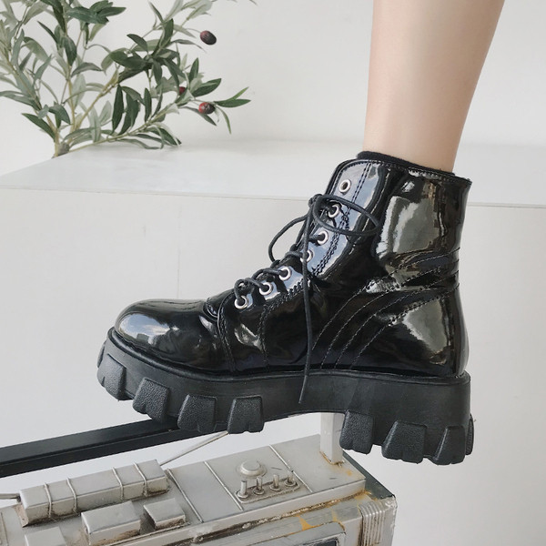 Női őszi-téli csizma fűzővel és durva talppal, fekete színben