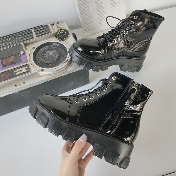 Női őszi-téli csizma fűzővel és durva talppal, fekete színben