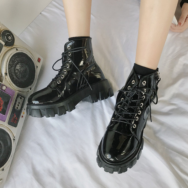 Női őszi-téli csizma fűzővel és durva talppal, fekete színben