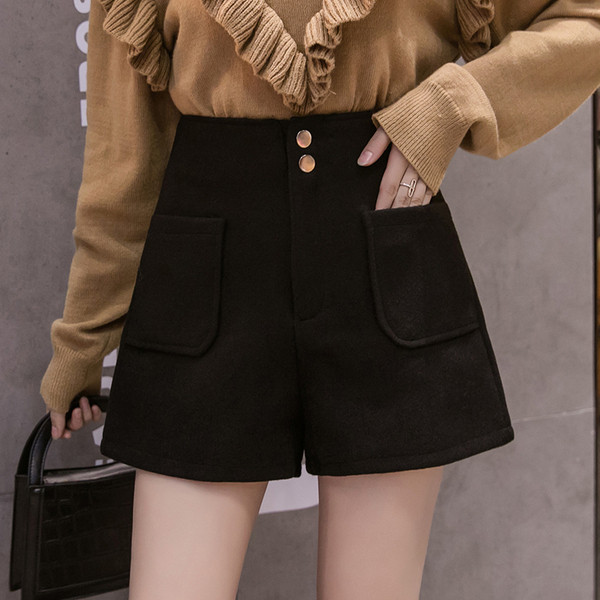 Νέο μοντέλο γυναικεία σορτς με τσέπες και κουμπιά σε μπεζ, καφέ και μαύρο χρώμα