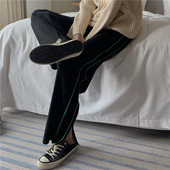 Pantaloni sport lungi și largi, cu margini și fante