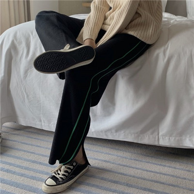 Pantaloni sport lungi și largi, cu margini și fante