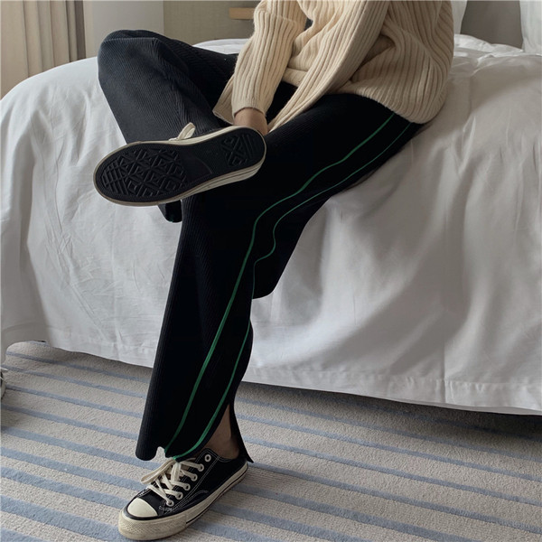 Pantaloni sport lungi și largi, cu margini și fante