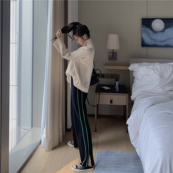 Pantaloni sport lungi și largi, cu margini și fante