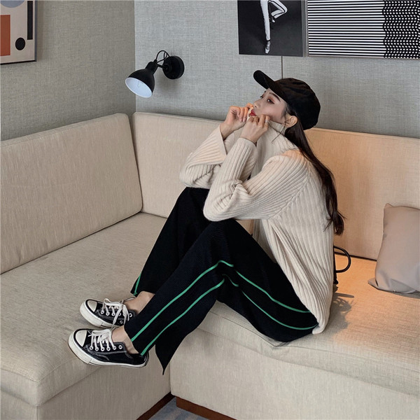 Pantaloni sport lungi și largi, cu margini și fante