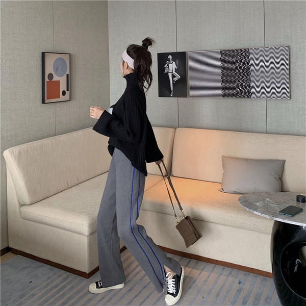 Pantaloni sport lungi și largi, cu margini și fante