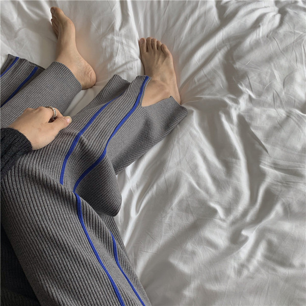 Pantaloni sport lungi și largi, cu margini și fante