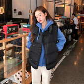 Széles női mellény bézs és fekete gombokkal