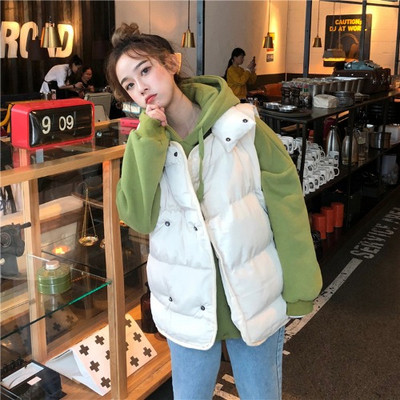 Széles női mellény bézs és fekete gombokkal