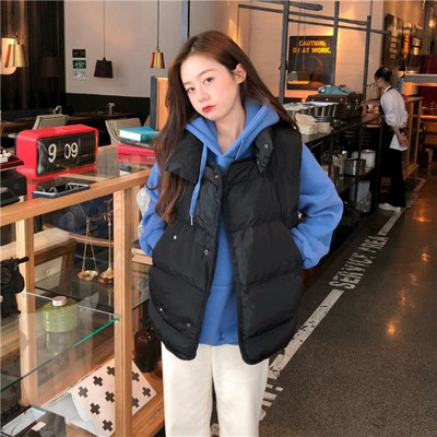 Széles női mellény bézs és fekete gombokkal