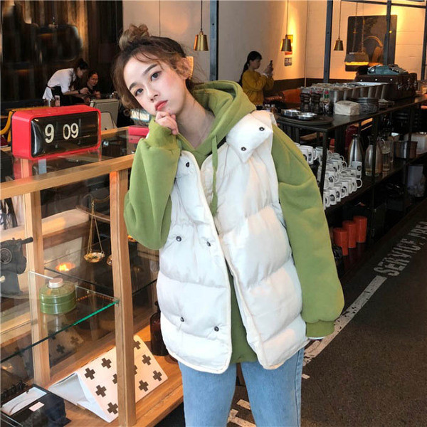 Széles női mellény bézs és fekete gombokkal