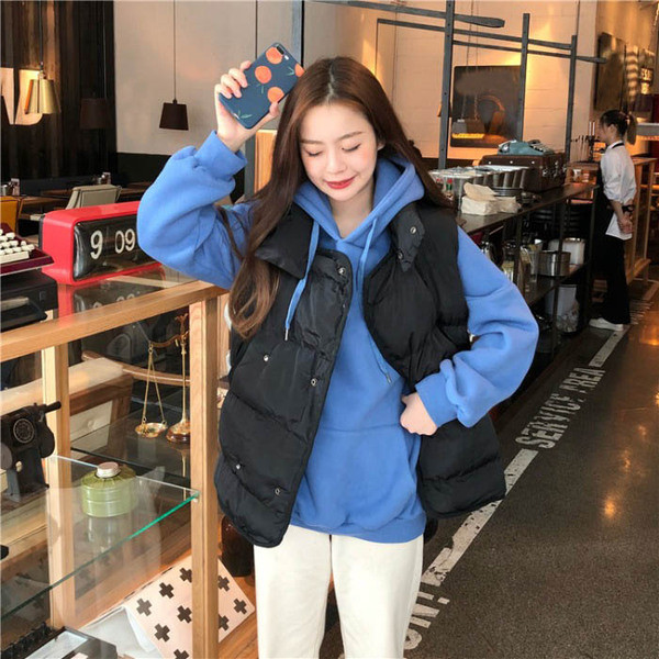 Széles női mellény bézs és fekete gombokkal