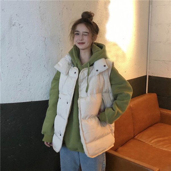 Széles női mellény bézs és fekete gombokkal