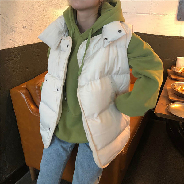 Széles női mellény bézs és fekete gombokkal