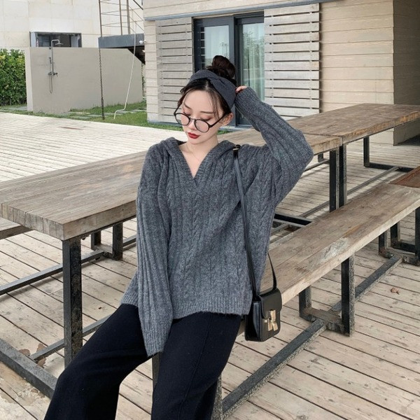 Γυναικείο πλεκτό πουλόβερ με λαιμόκοψη και κουκούλα