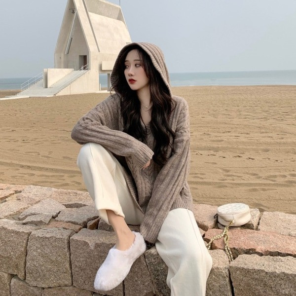 Γυναικείο πλεκτό πουλόβερ με λαιμόκοψη και κουκούλα