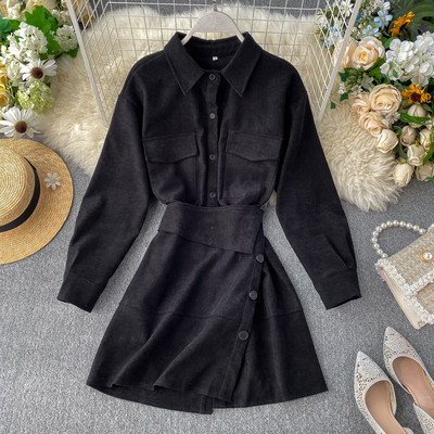 Μοντέρνο γυναικείο φόρεμα με κολάρο και πλευρική κουμπιά