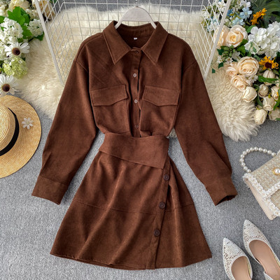 Μοντέρνο γυναικείο φόρεμα με κολάρο και πλευρική κουμπιά