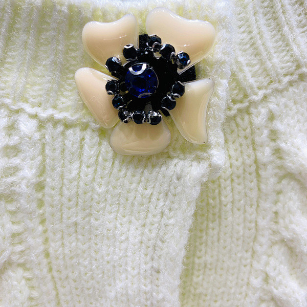 Új modell női kardigán fehér és fekete gombokkal