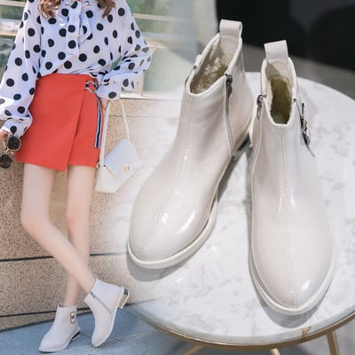 Κυρίες μπότες για το φθινοπώρο μυτερό μοντέλο σε λευκό και μαύρο χρώμα