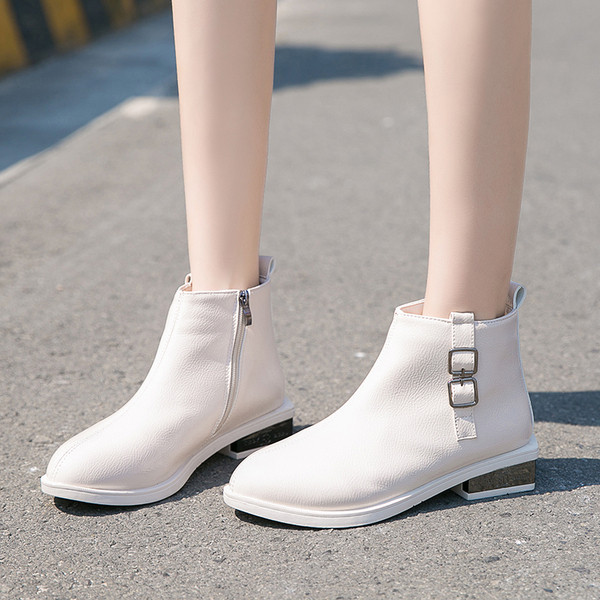 Női őszi csizma hegyes modell fehér és fekete színben